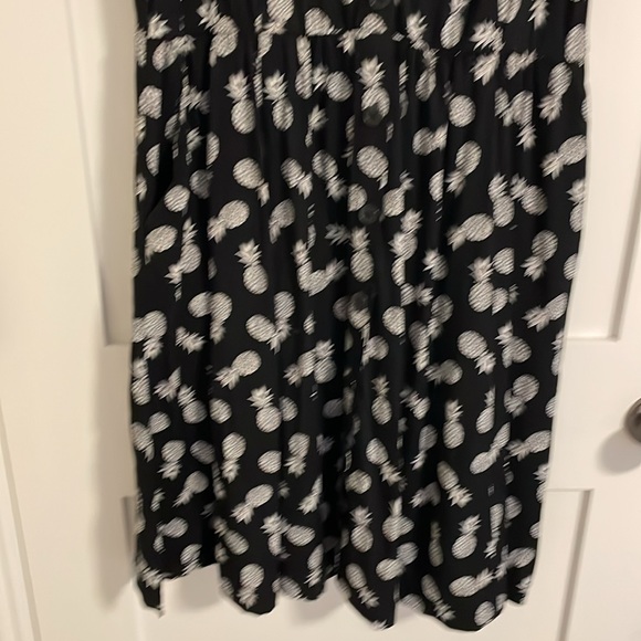 Stylish Black Dress with White Pineapple Pattern - Picture 3 of 7